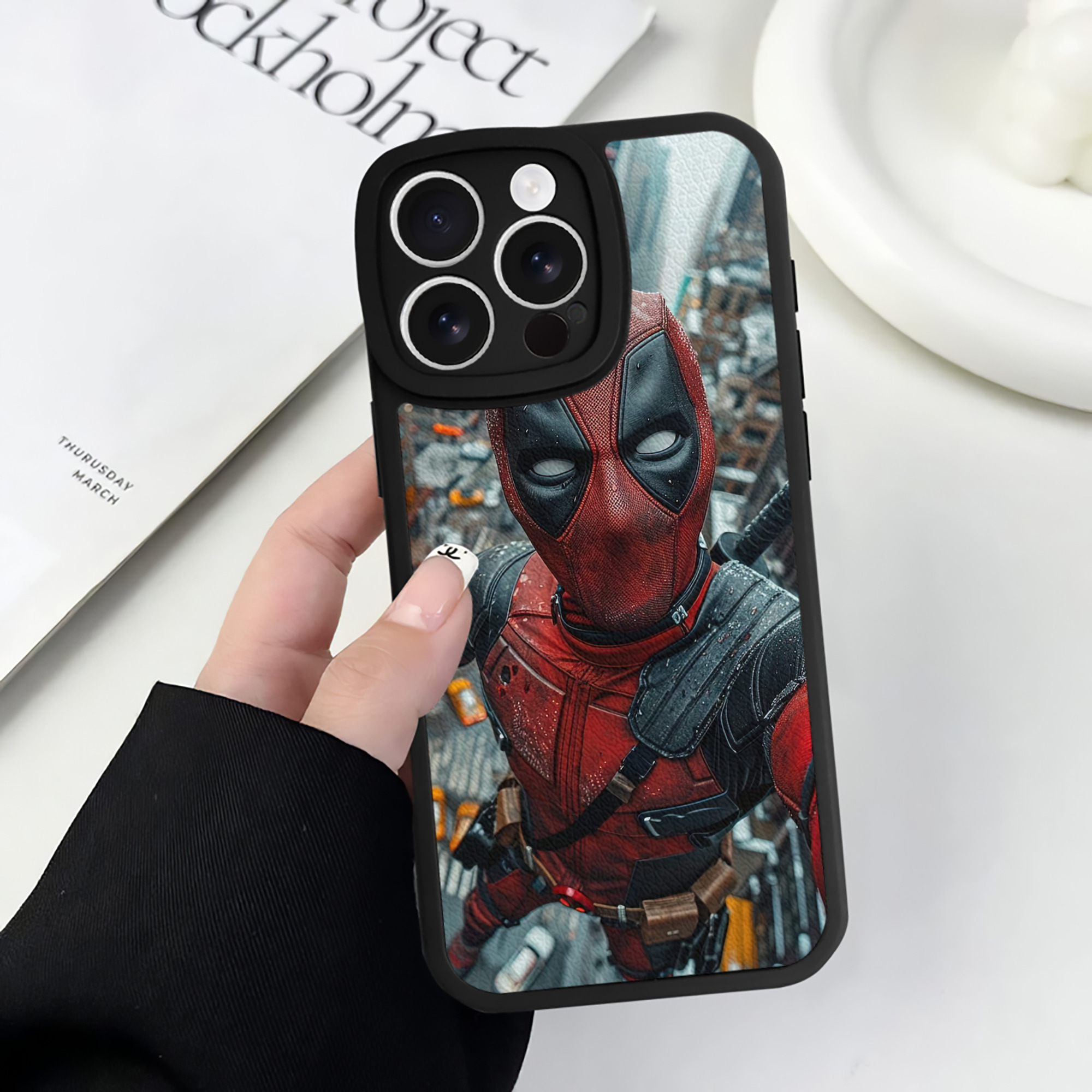 （画像用） Deadpool デッドプール 【iPhone 16シリーズ対応】シリコンスマホケース（レザー調） 材質：シリコン